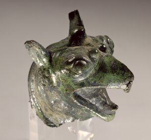 Griffin hoved, fragment af en kedel vedhæftning, første halvdel af 7. århundrede f.Kr. (bronze)